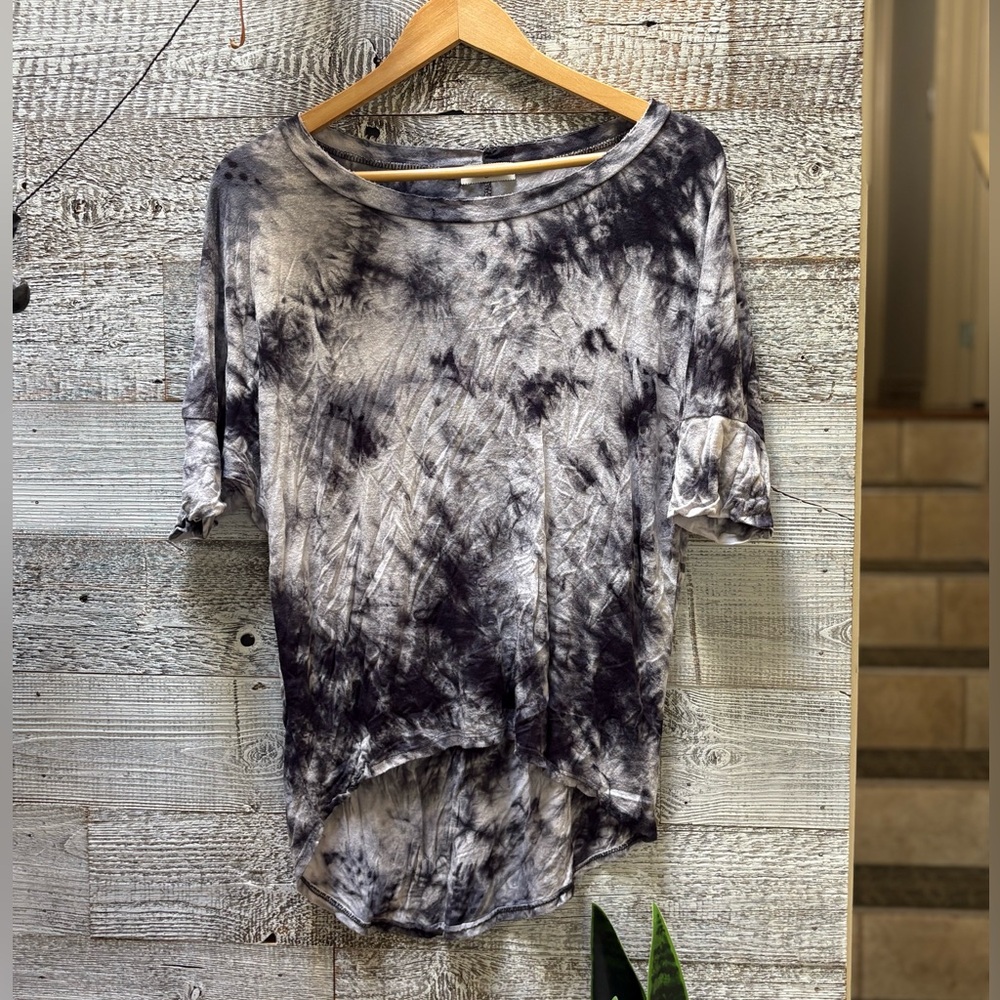 3/$30 | Ginger G | High-Low Tie-Dye Tee - M/L, Black/Gray/White
